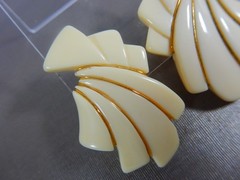 VTG CROWN TRIFARI 70’s LANVIN ERA CREAM LUCITE GEOMETRIC 18KGP CLIP EARRINGS