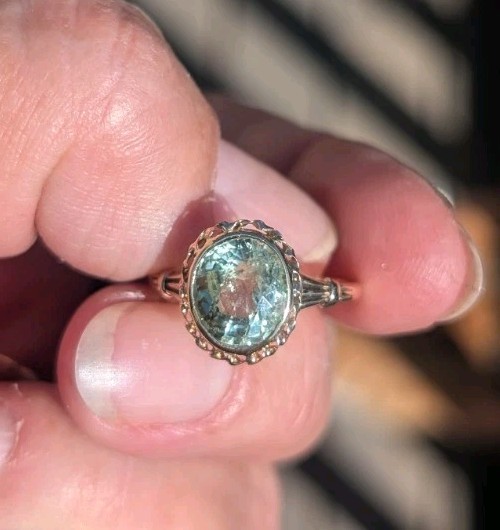 Vintage 10 K Yellow Gold Ring with lime green tourmaline Size 7