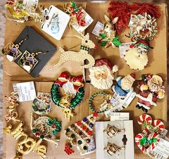 21 pc CHRISTMAS JEWELRY LOT BROOCH EARRINGS RHINESTONE GERRY’S, LIA, JJ, AVON +