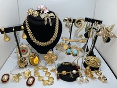 29 Pcs Vintage Gold Tone High End Jewelry Brooch Necklace Earrings Bracelet Lot