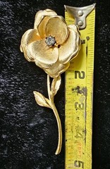 FRANCOIS Signed 4.25″ Brooch Gold Tone Rhinestone Long-Stem Flower Layered Vtg
