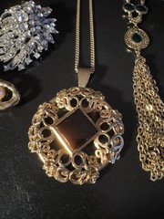 17 Piece Modern Jewelry Lot Gold/Silver Tone Brooches Necklaces Bracelets