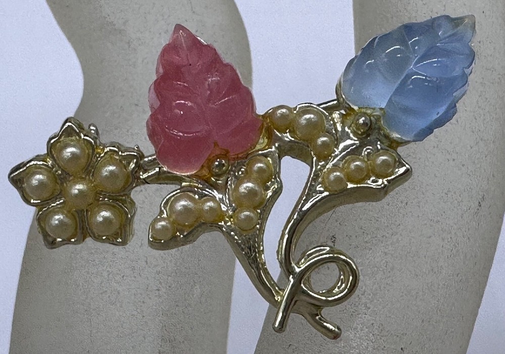 ESTATE VINTAGE PASTEL BLUE PINK CARVED GLASS SEED PEARL FLOWER BROOCH PIN