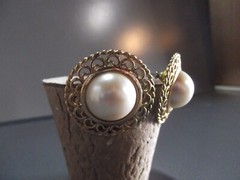 1 Pair Old 1.25″in Metal Gold Tone Circle w/Pearl Color Middle Stud