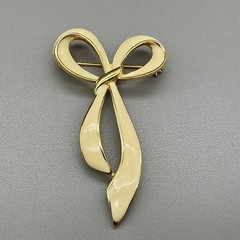 Vintage Brooch Women Cream Gold Tone Enamel Bow Ribbon Pin Jewelry 2.5 Inches