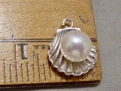 VINTAGE 925 STAMPED STERLING 9 MM FINE CULTURED PEARL IN CLAM SHELL CHARM
