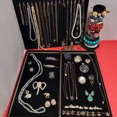 60 Piece Vintage-Now Jewelry Lot Necklaces Bracelets Brooches Earrings