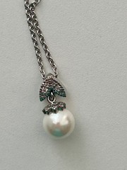 Lovely! Vintage 1990s Metropolitan Museum of Art 8mm Pearl Pendant .925 Necklace