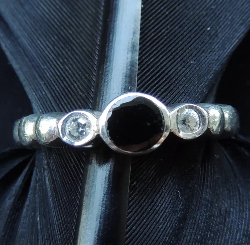 LOVELY ESTATE STERLING SILVER ONYX & CUBIC ZIRCONIA CIRCLE DESIGN RING SIZE 8