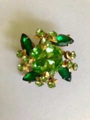 Emerald green vuntage Brooch. Multi faceted