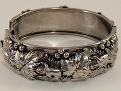 Vintage Silver Tone Repousse Grape Leaves Vine Bangle Bracelet Jewelry Hinged