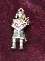 9K Vtg Scottish Full Highland Dress Enamel Bag Piper Kilt Charm Pendant 3.0 Gr