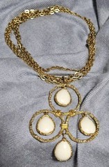 Vintage 1960’s Cream Flush White Acrylic Goldtone Double Chain Necklace 24″