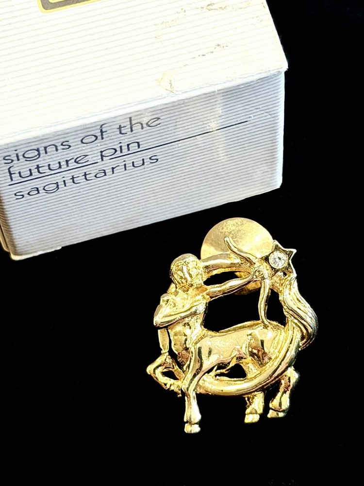 1990 Avon SIGNS OF THE FUTURE PIN Brooch SAGITTARIUS Book Piece! NOS in Box