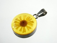 Vintage Sterling Silver Yellowed Resin Daisy Flower Pendant 925 1.25 Inches 3.5g