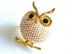 WHITE OWL BROOCH! Wise Figural, Cute Animal, Bird Motif Pin. Imitation Pearls!
