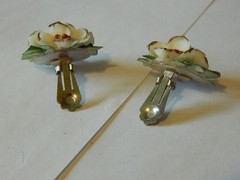 VTG 1950S 60S HAND MADE SEA SHELL CLIPON EARRINGS WHITE AND GREEN CUTE FLORIDA