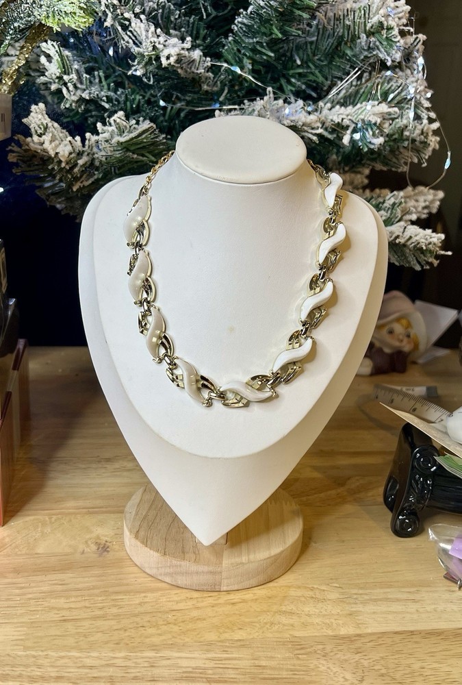 Vintage 60s Modernist Gold Tone & White Lucite ” X ” Pattern Link Necklace 16″