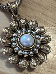 VTG GOLDTONE DAISY PENDANT FAUX PEARL SERPENTINE CHAIN NECKLACE