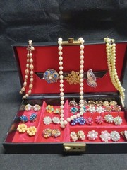 Vintage Costume Jewlery Clip Earings Brooches Necklaces In Jewlery Box