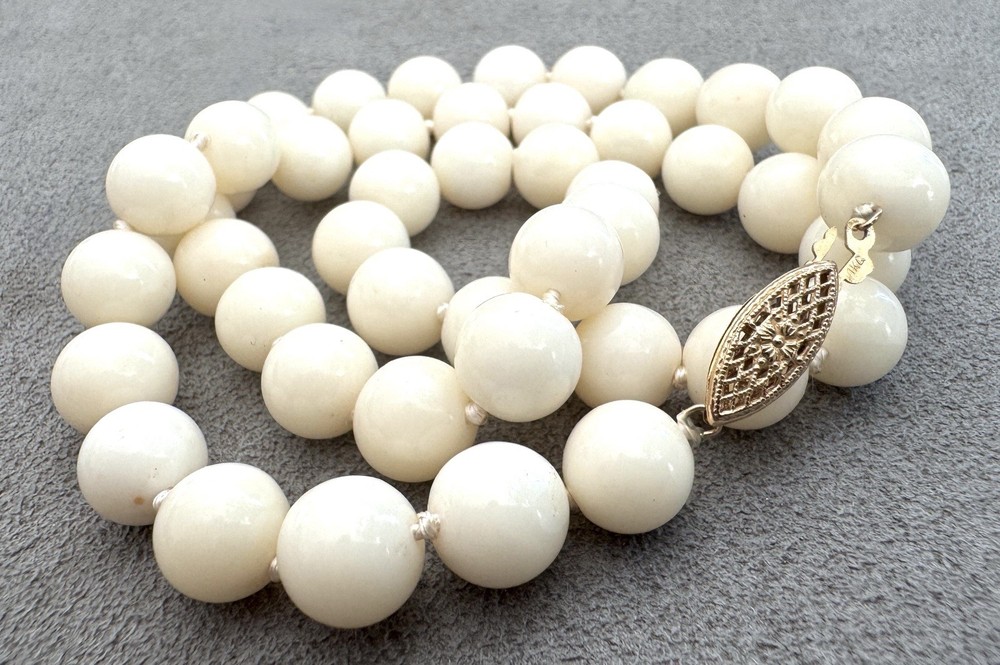 Vintage Creamy WHITE JADE NECKLACE with 14k GOLD CLASP 18″ – 9mm Gemstone Beads
