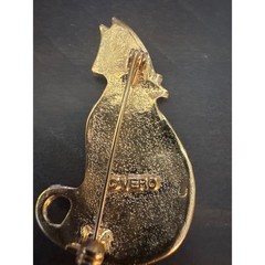Vero Vintage White Enamel Christmas Cat Brooch Gold Tone Holiday Bow Pin 2 Inch