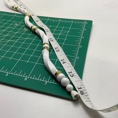 VINTAGE CLASSIC ACRYLIC White with gold-tone accent necklace 16 inches Short
