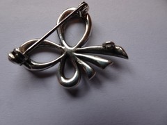 Antique bow brooch sterling silver and maracasite. Inc bakelite display box