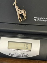 PIPER. K GOLD TONE METAL GIRAFFE DESIGN BROOCH WITH GLASS STONES 2,75”