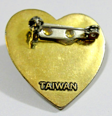 Vtg SIGNED TAIWAN heart off white faux pearl black gold tone metal Brooch Pin