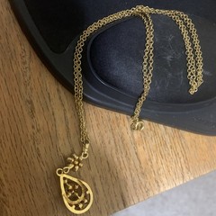 Gold tone Teardrop Filigree Pendant Necklace – Elegant Vintage Style with chain