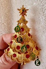 MYLU DANGLY PEACE CHARMS CHRISTMAS TREE BROOCH RAREST MINTY MINTY ENAMEL HTF VTG