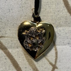 Vintage Military Sweetheart Heart Locket – Goldtone – Fast Shipping