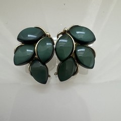 Vintage LISNER ~green ~ Thermoset Lucite ~ Gold Tone Leaf Clip On Earrings(f)