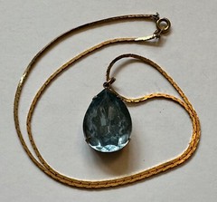 VINTAGE BLUE AQUAMARINE COLOR TEAR DROP GLASS PENDANT 1 1/4″ necklace 24″ vtg BR