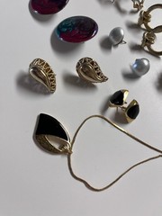 VINTAGE COSTUME JEWELRY 7 PAIRS Of Earrings, Necklace Assorted Gold Lot