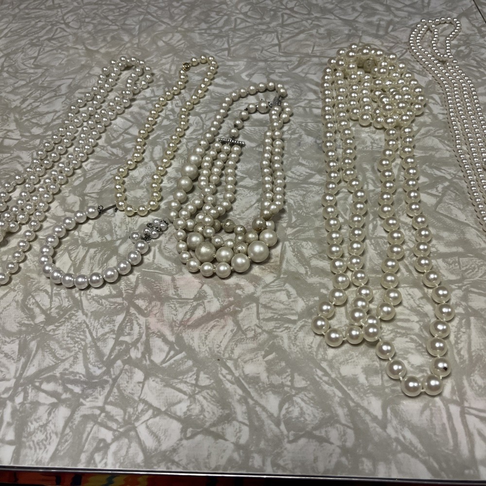 Women’s 6 PieceVintage Jewelry Lot 5 Necklaces 1 Bracelet
