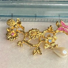 Vintage Avon Garden of Eden Floral Vine Bee Butterfly Brooch Pin Pearl