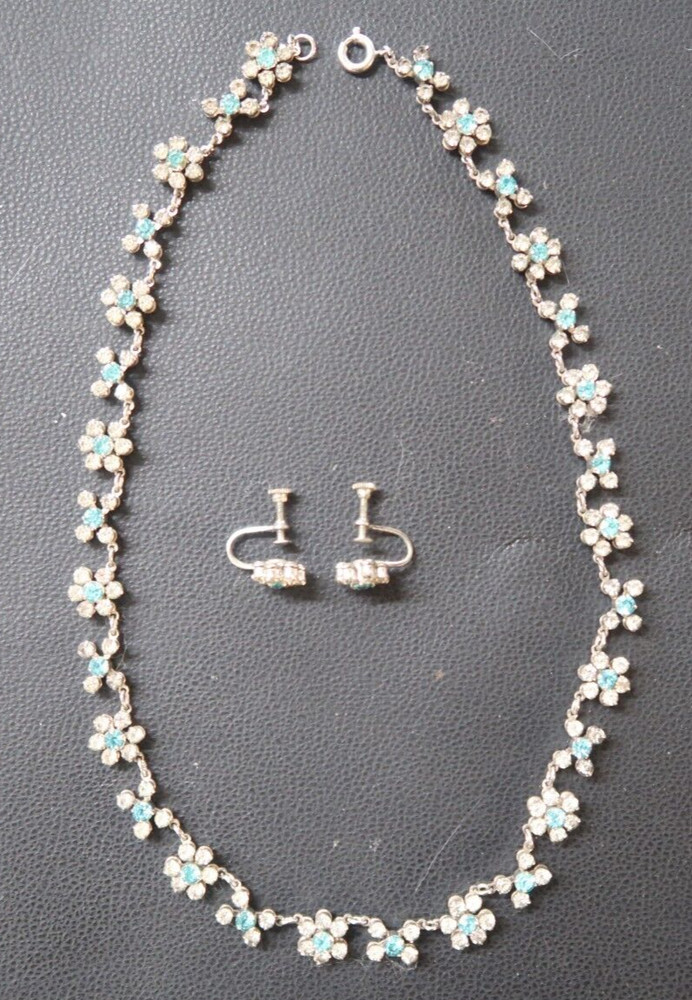 1940s COSTUME JEWELRY FLORAL NECKLACE MATCHING SCREWBACK EARRINGS 15 INCH LENGTH