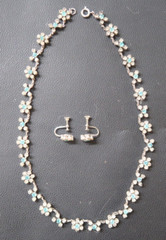 1940s COSTUME JEWELRY FLORAL NECKLACE MATCHING SCREWBACK EARRINGS 15 INCH LENGTH