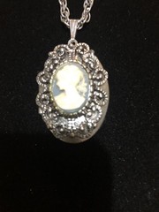VTG. STYLE SILVER TONE LEFT FACING CAMEO LOCKET NECKLACE 23″
