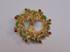 Reindeer Wreath Blue Eye Gold Metal Pin Vintage Old Christmas Holiday Holly 1.5″