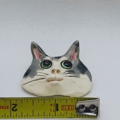 Vintage Handmade Clay Painted Cat Brooch Grey White Green Eyed Tabby 1 3/4″