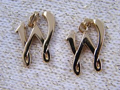 (16) MONET SIGNED ~ GOLD TONE LETTER PENDANTS ~ W, J, I, h, O, & Q