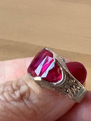 VINTAGE 10K WHITE GOLD LARGE RED SYNTHETIC RUBY MEN’S WOMEN’S UNISEX RING