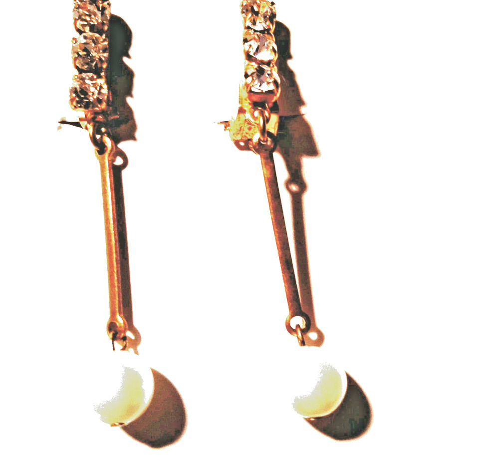 Vintage Rhinestones Goldtone Dangle Drop Pearl. Clip On Earrings