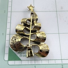 Vintage HOLLYCRAFT Signed Rhinestone Ribbon Christmas Tree Holiday Pin
