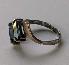 Vintage ring sterling silver 925 Size 8.5 Weight 3.29 g. Blue gem. Gold insert.