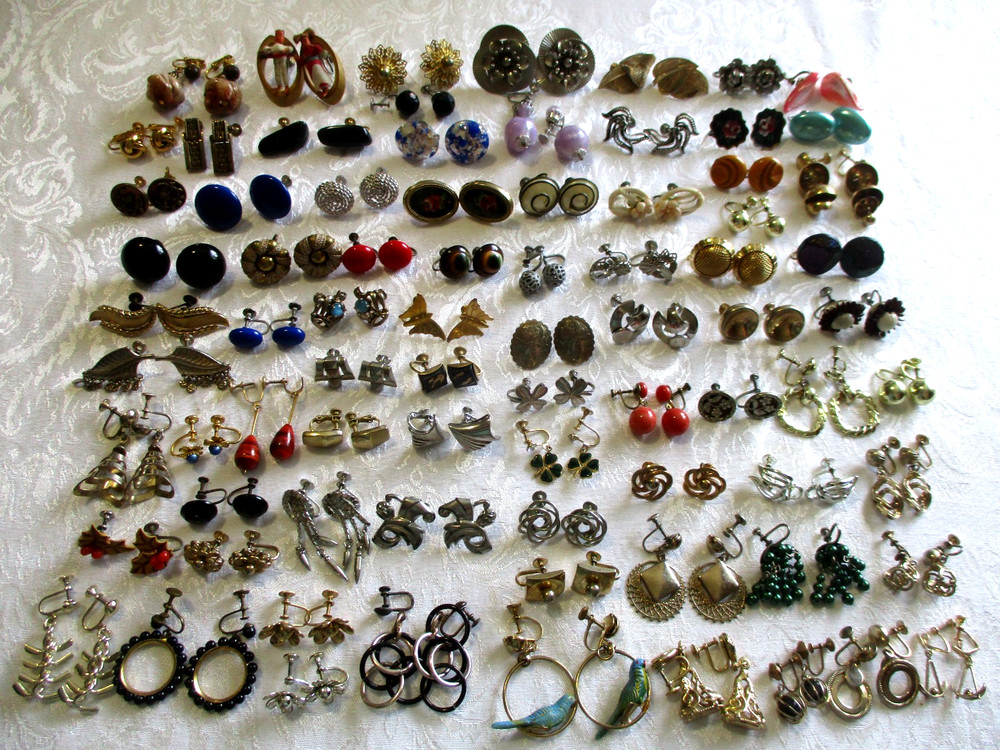 VINTAGE ESTATE JEWELRY 75 PAIR ALL OLD SCREW ON EARRINGS CROWN PARROT BUTTERFLY