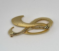 Vintage Signed Tona Ribbon Brooch Brushed and Textured Gold Tone Swirl Design
